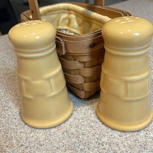 2003 Longaberger salt and pepper shakers  with coverlet and handmade basket - Picture 2 of 13
